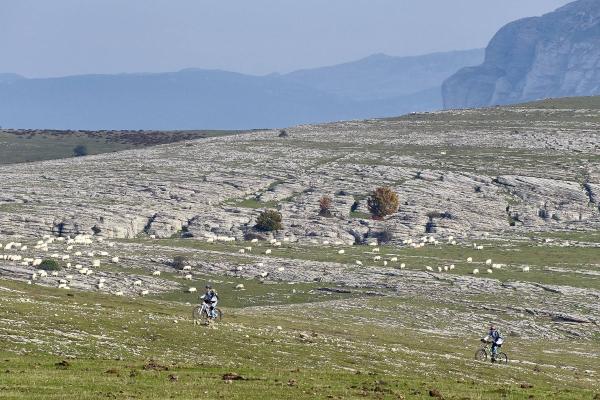 Cyclists in the Sierra de Andia